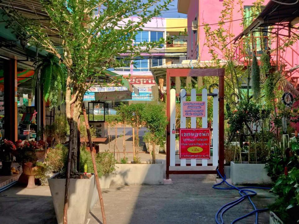 Winny Apartment Rayong Esterno foto
