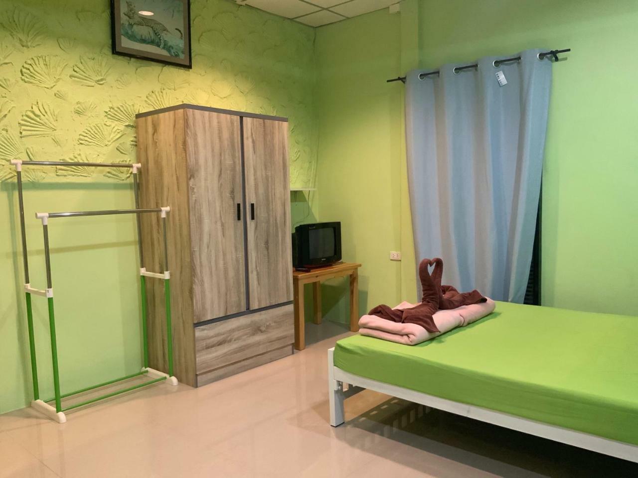 Winny Apartment Rayong Esterno foto