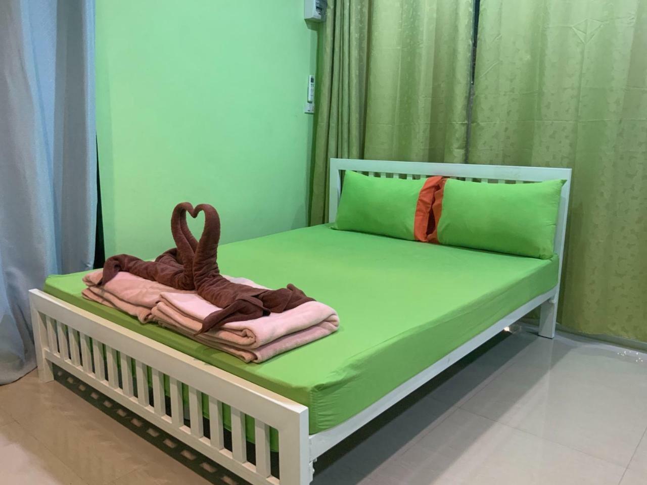 Winny Apartment Rayong Esterno foto