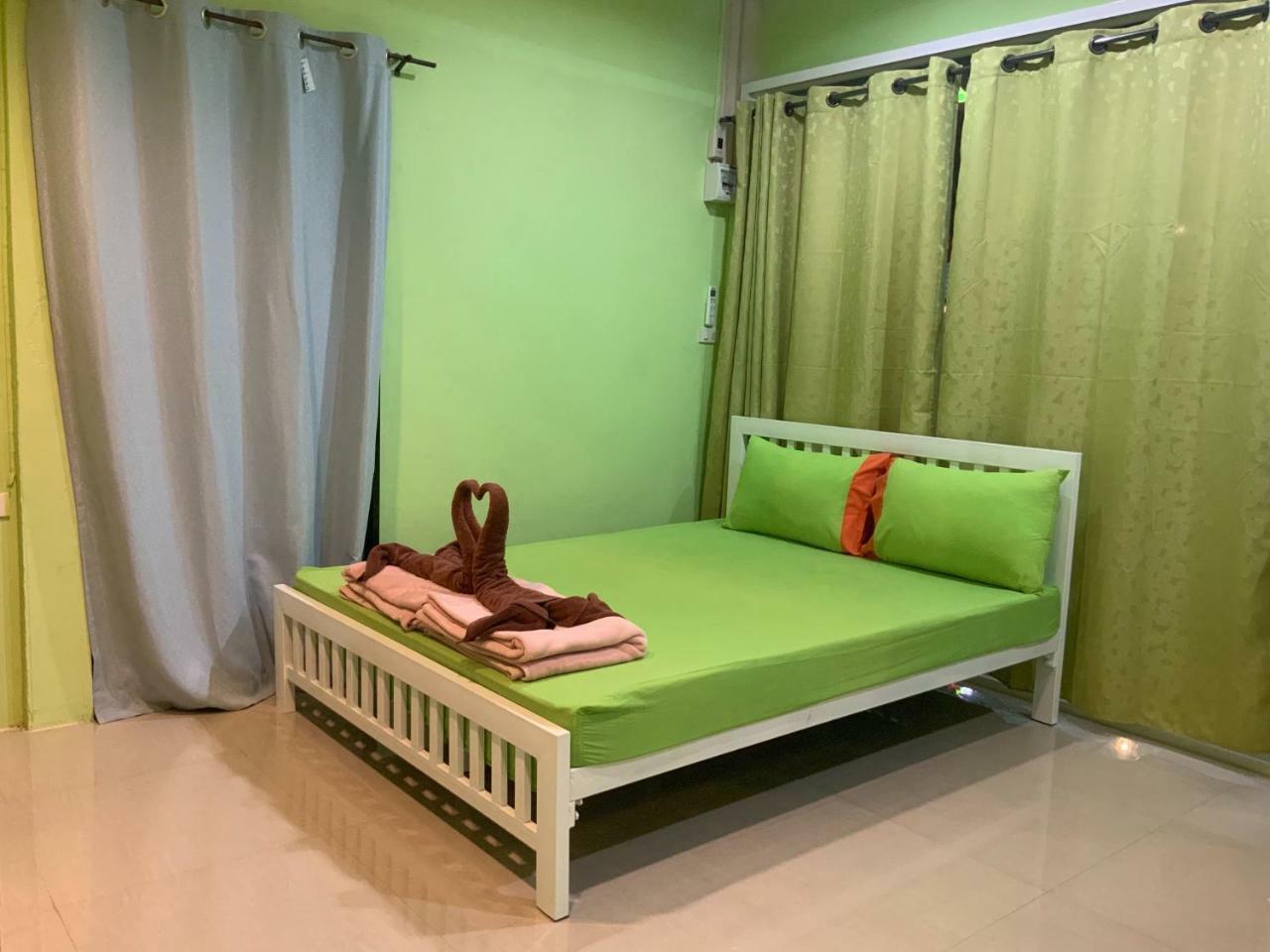 Winny Apartment Rayong Esterno foto
