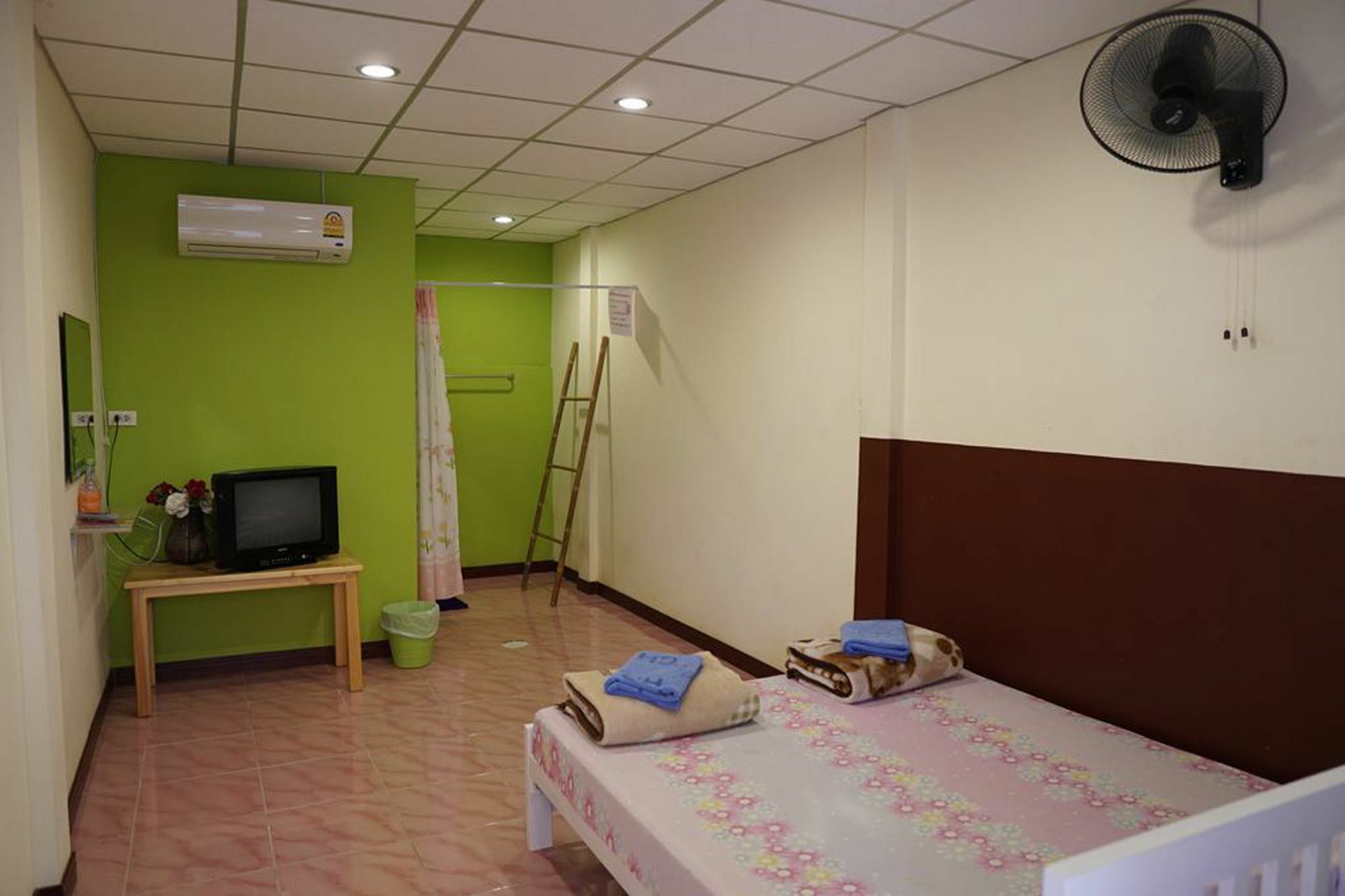 Winny Apartment Rayong Esterno foto