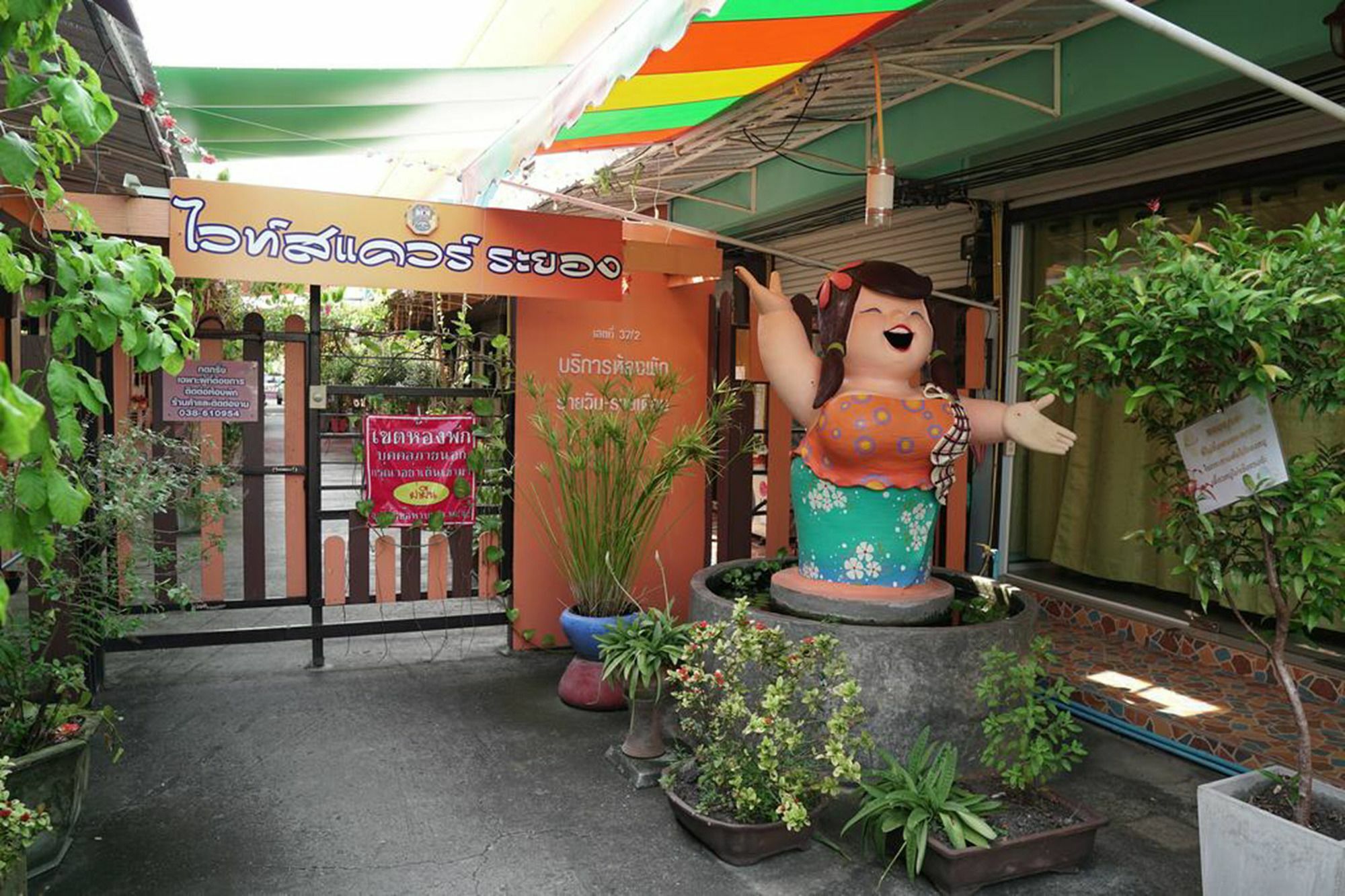 Winny Apartment Rayong Esterno foto